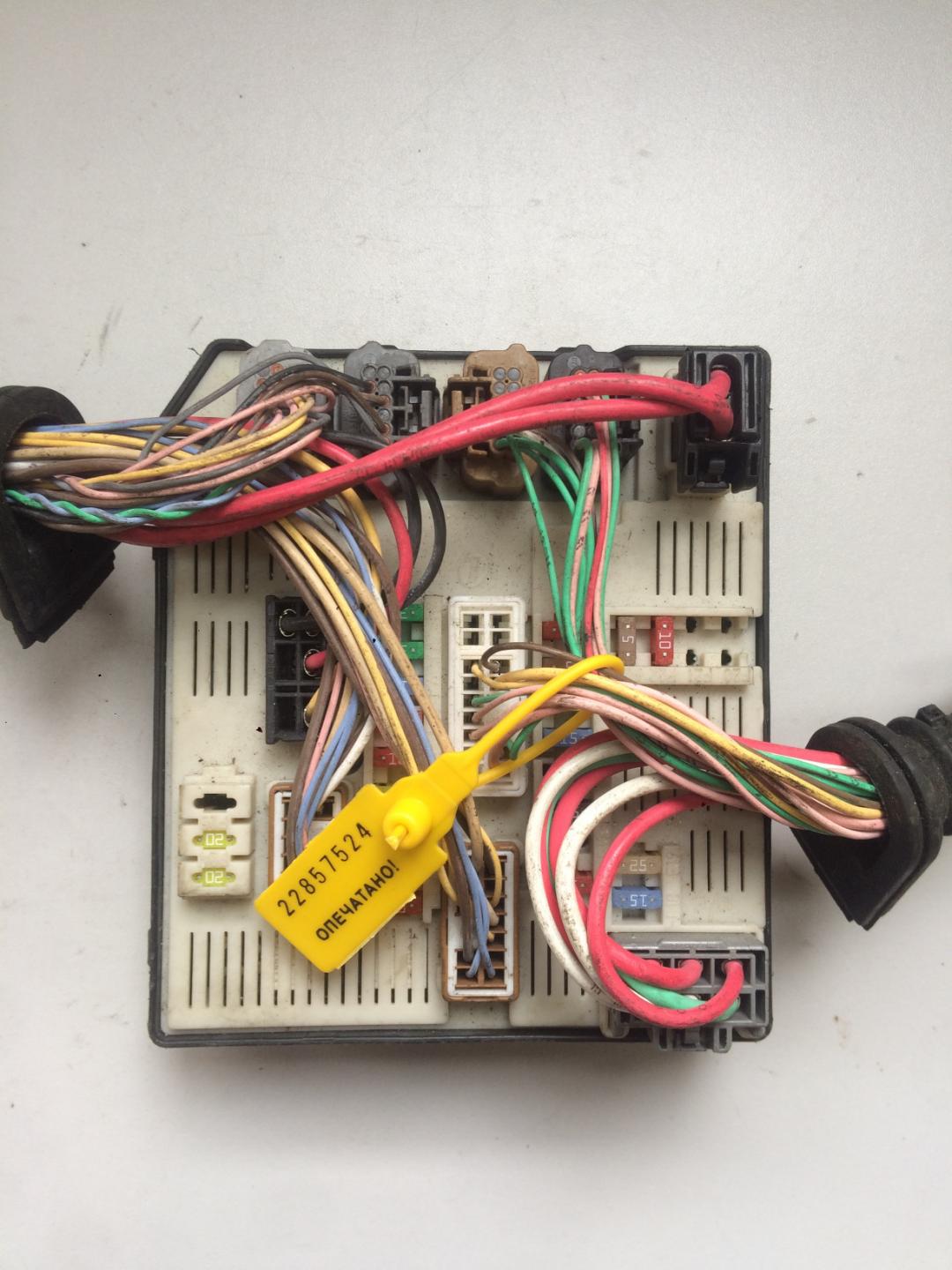 блок предохранителей Renault Laguna 3 поколение 2009, 1.5 л., дизель, хетчбэк 5 дв., 284B60012RA - фото №1