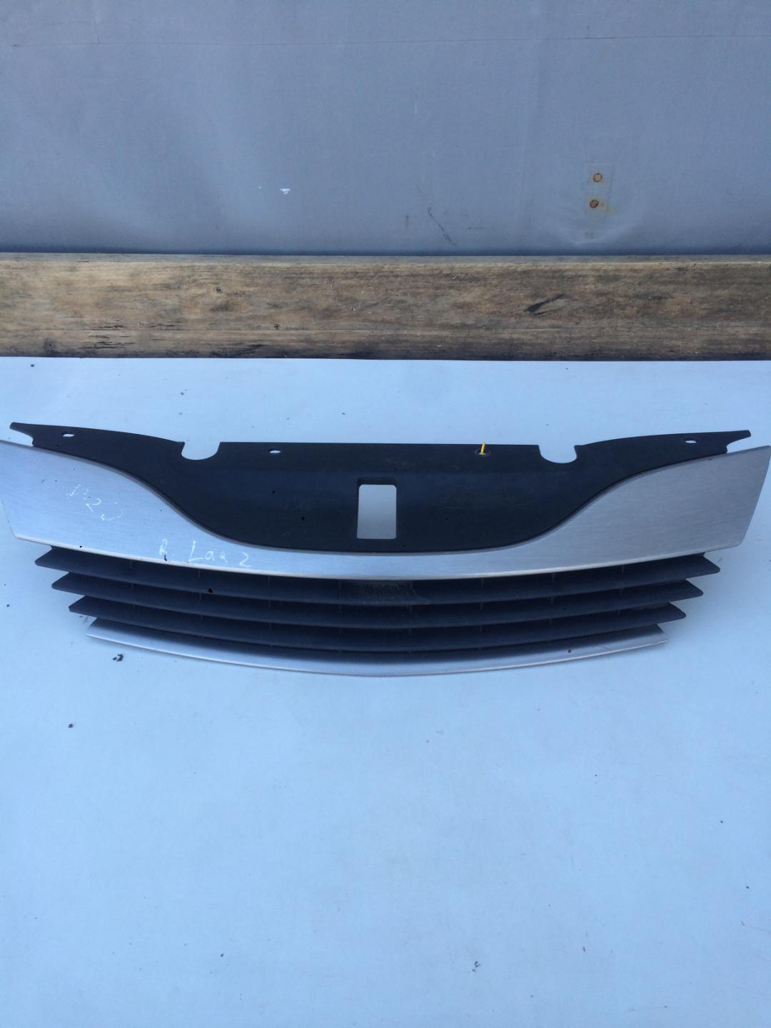 заглушка (решетка) в бампер Renault Laguna 2 поколение 2001, 1.8 л., бензин, хетчбэк 5 дв. - фото №1