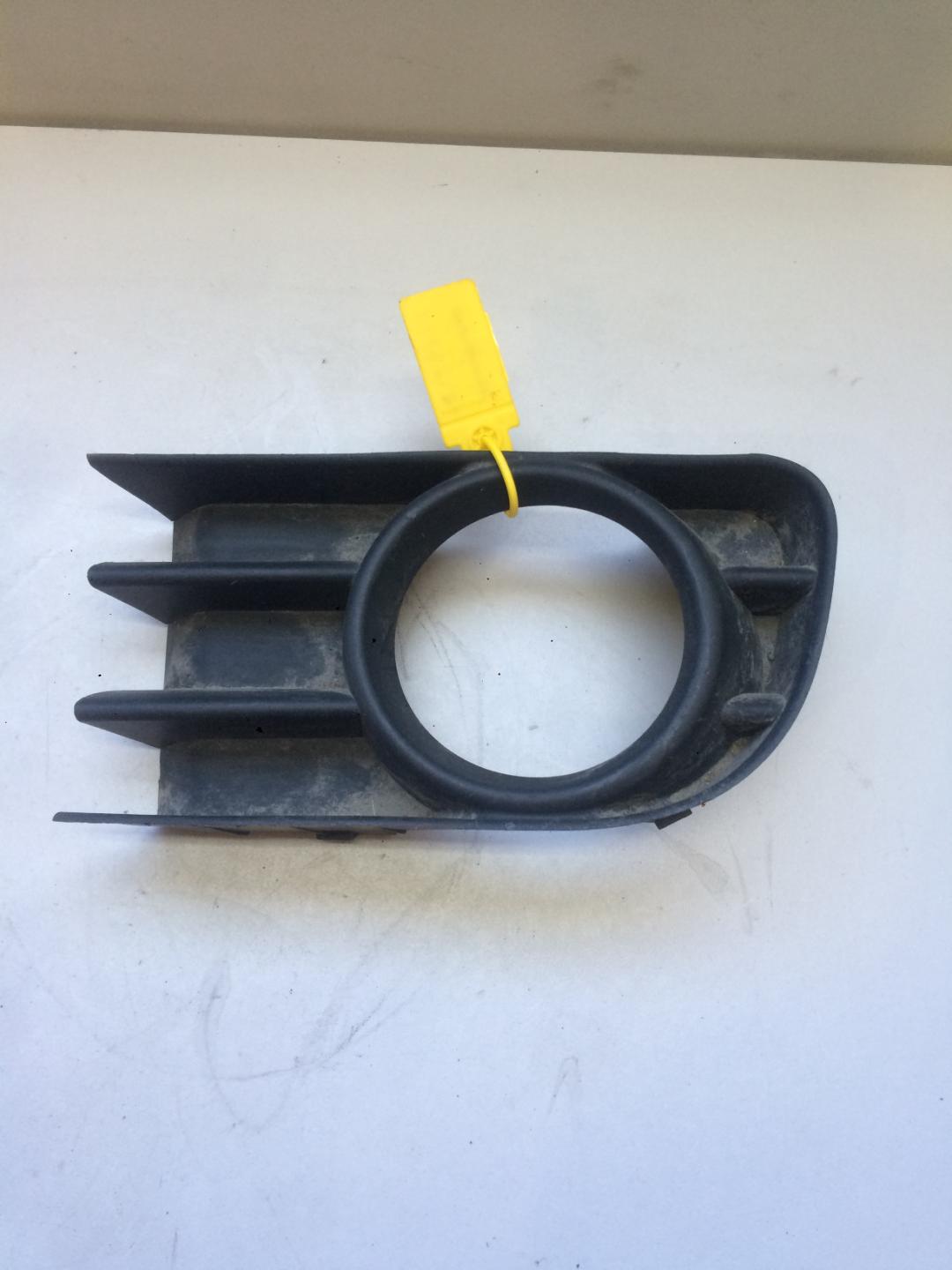 заглушка (решетка) в бампер Renault Scenic 2 поколение 2004, 1.5 л., дизель, минивэн, 8200115117 - фото №1