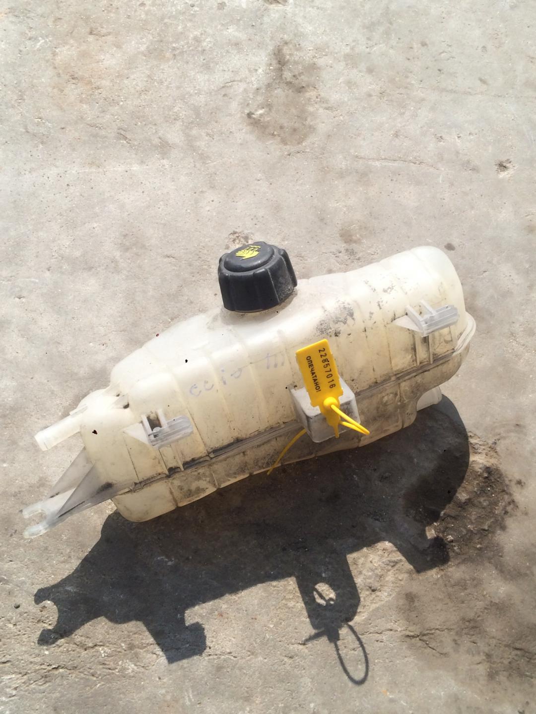 бачок расширительный Renault Clio 3 поколение 2009, 1.5 л., дизель, хетчбэк 5 дв. - фото №1