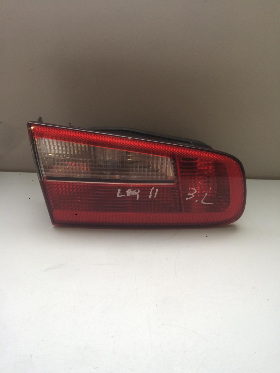 фонарь крышки багажника левый Renault Laguna 2 поколение 2003, 1.6 л., бензин, хетчбэк 5 дв. - фото №1