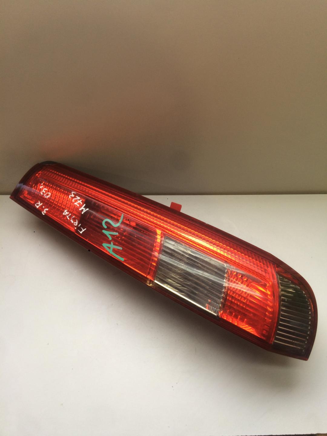 фонарь крышки багажника правый Ford Fiesta 5 поколение 2003, 1.3 л., бензин, хетчбэк 5 дв. - фото №1