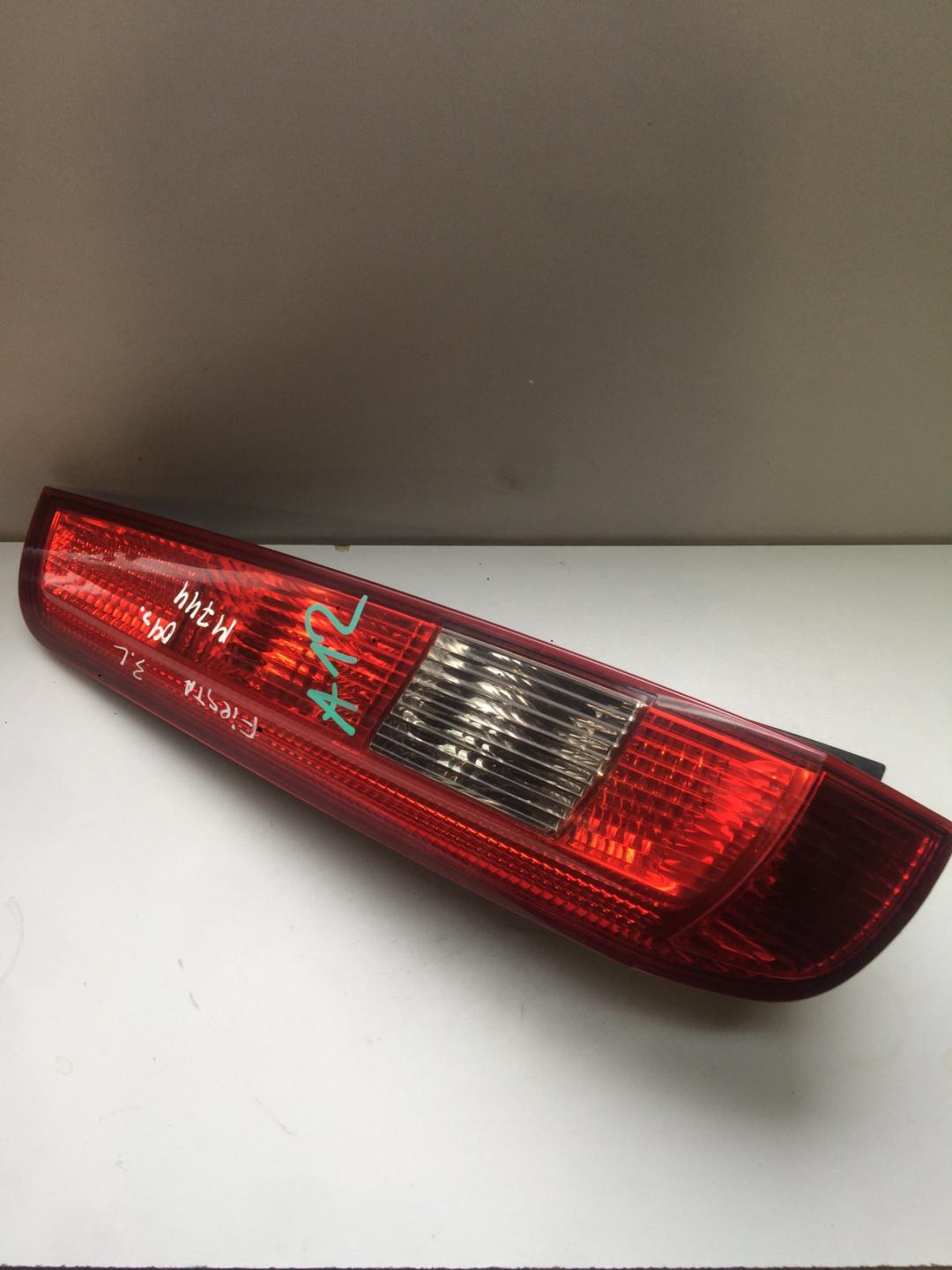 фонарь задний левый Ford Fiesta 5 поколение 2004, 1.3 л., бензин, хетчбэк 5 дв. - фото №1