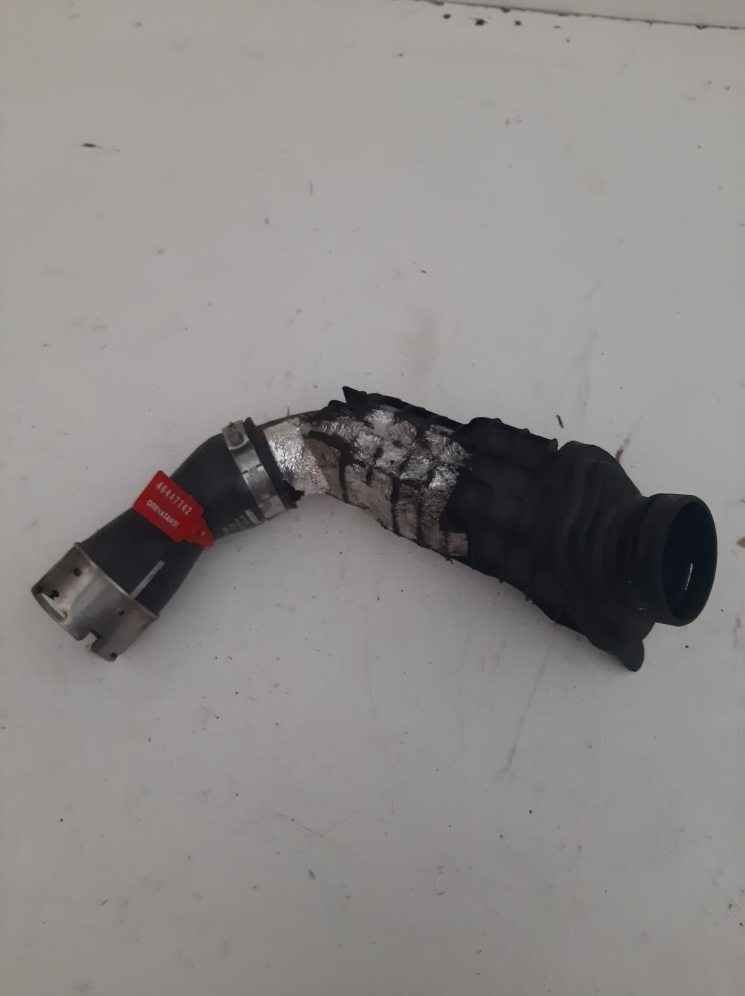 патрубок интеркулера Renault Clio 4 поколение 2012, 1.5 л., дизель, хетчбэк 5 дв., 071785A - фото №1