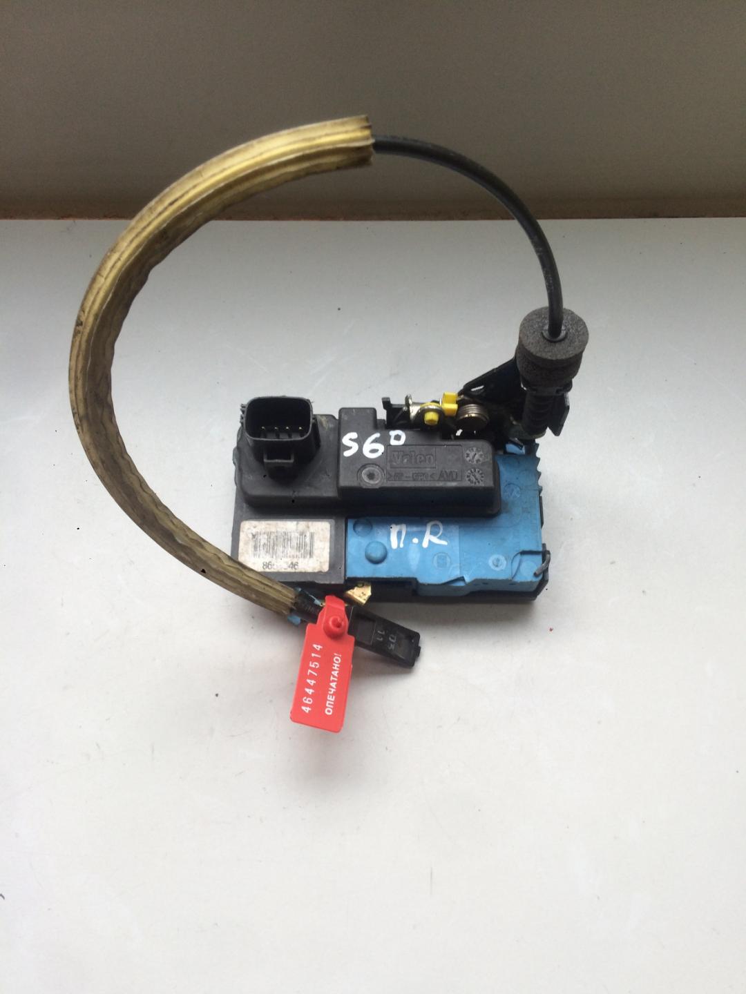 замок двери передней правой Volvo S60 1 поколение 2000, 2.4 л., бензин, седан - фото №1