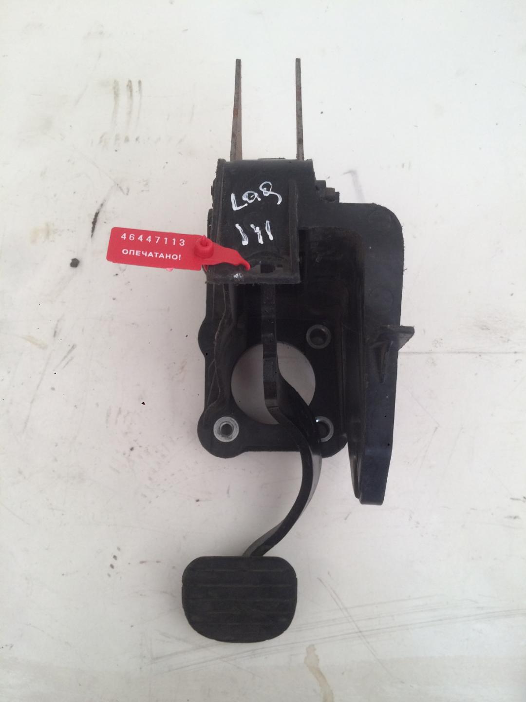 педаль тормоза Renault Laguna 3 поколение 2010, 1.5 л., дизель, хетчбэк 5 дв. - фото №1