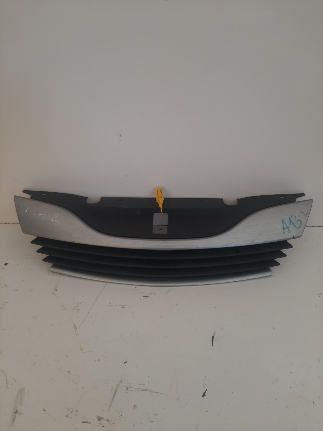 заглушка (решетка) в бампер Renault Laguna 2 поколение 2001, 1.8 л., бензин, хетчбэк 5 дв. - фото №1