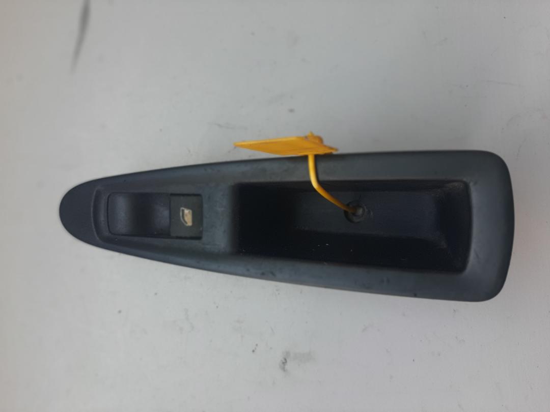 кнопка стеклоподъемника двери Citroen C4 1 поколение 2004, 1.4 л., бензин, хетчбэк 5 дв. - фото №1