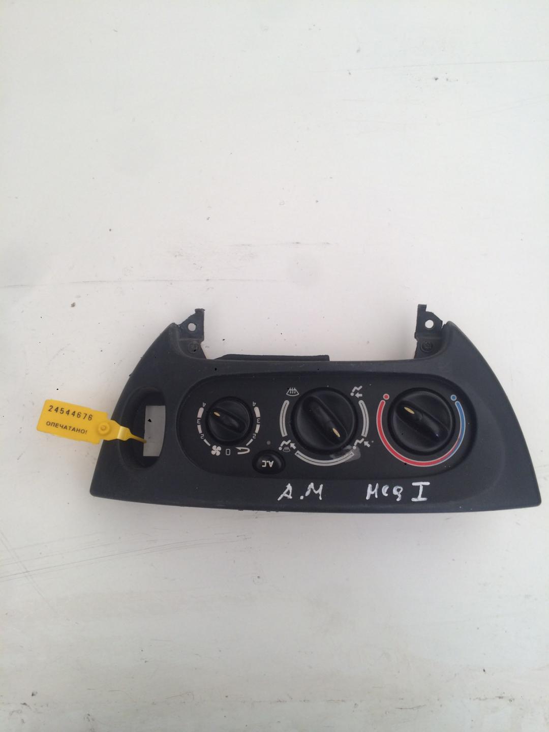 блок управления печки / климат-контроля Renault Megane 1 поколение 1996, 1.6 л., бензин, хетчбэк 5 дв. - фото №1