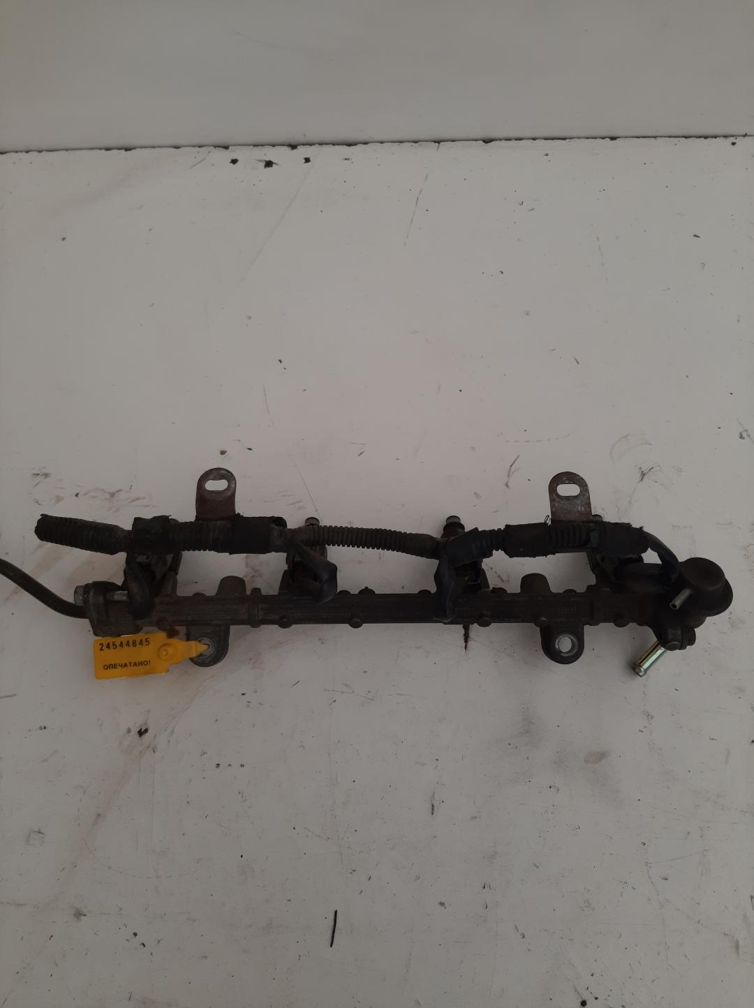 топливная рампа Mitsubishi Carisma 1 поколение 1998, 1.6 л., бензин, седан - фото №1