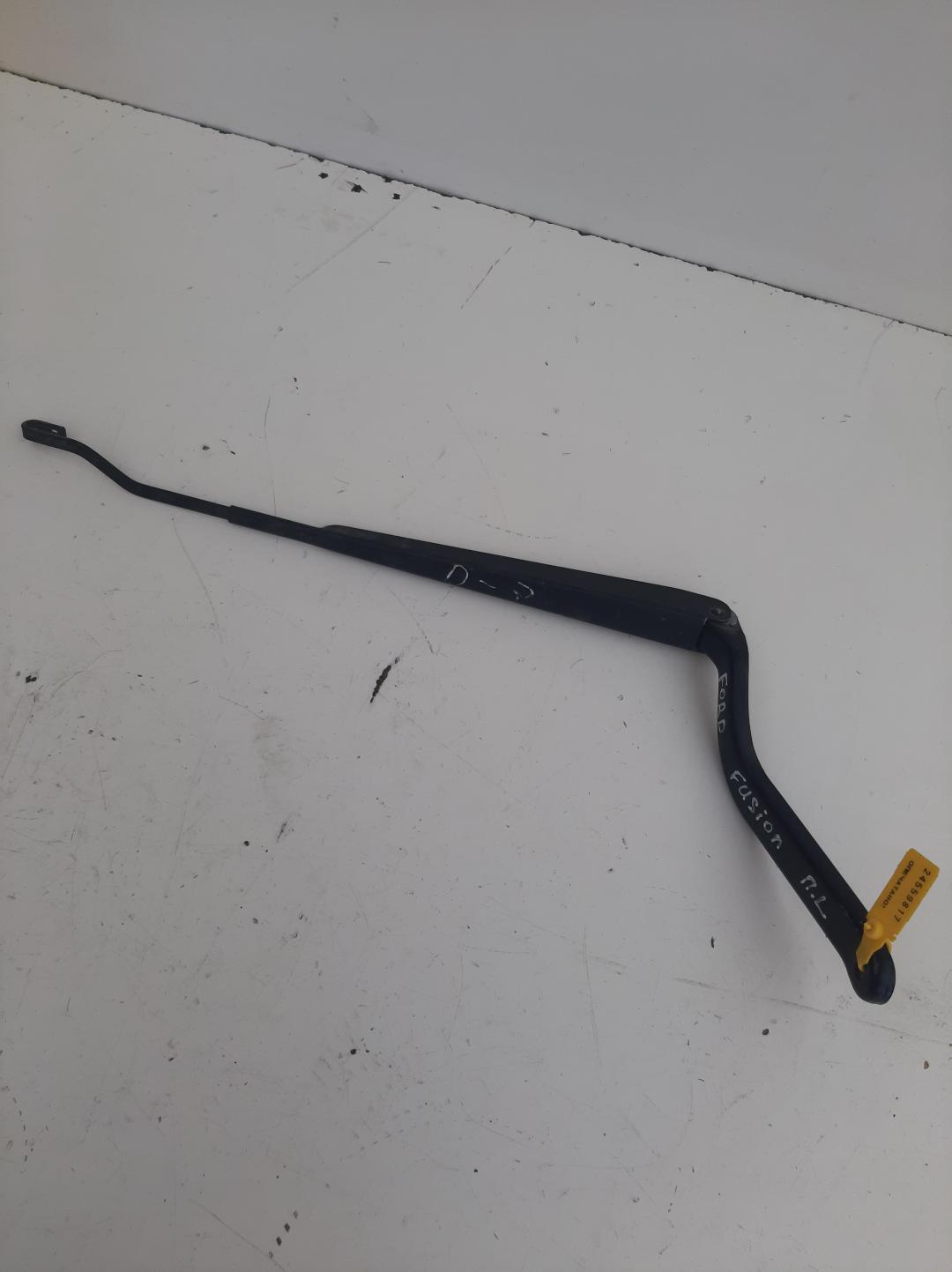 щеткодержатель (поводок стеклоочистителя, дворник) Ford Fusion 1 поколение 2002, 1.4 л., дизель, универсал - фото №1