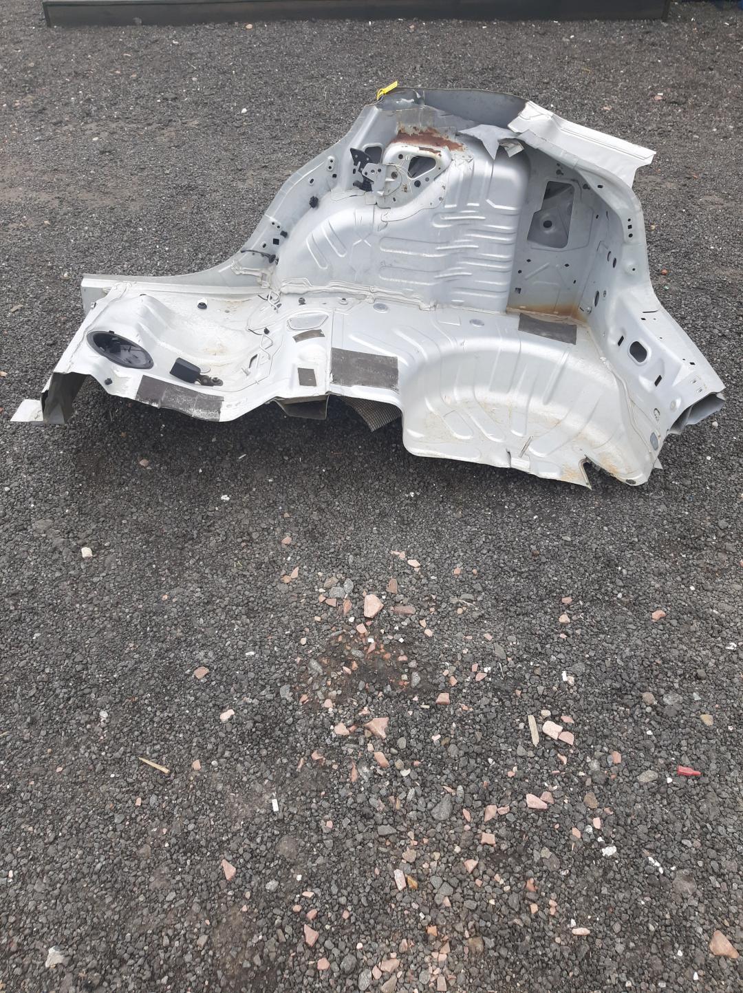 крыло заднее правое Renault Laguna 3 поколение 2007, 2.0 л., дизель, хетчбэк 5 дв. - фото №1