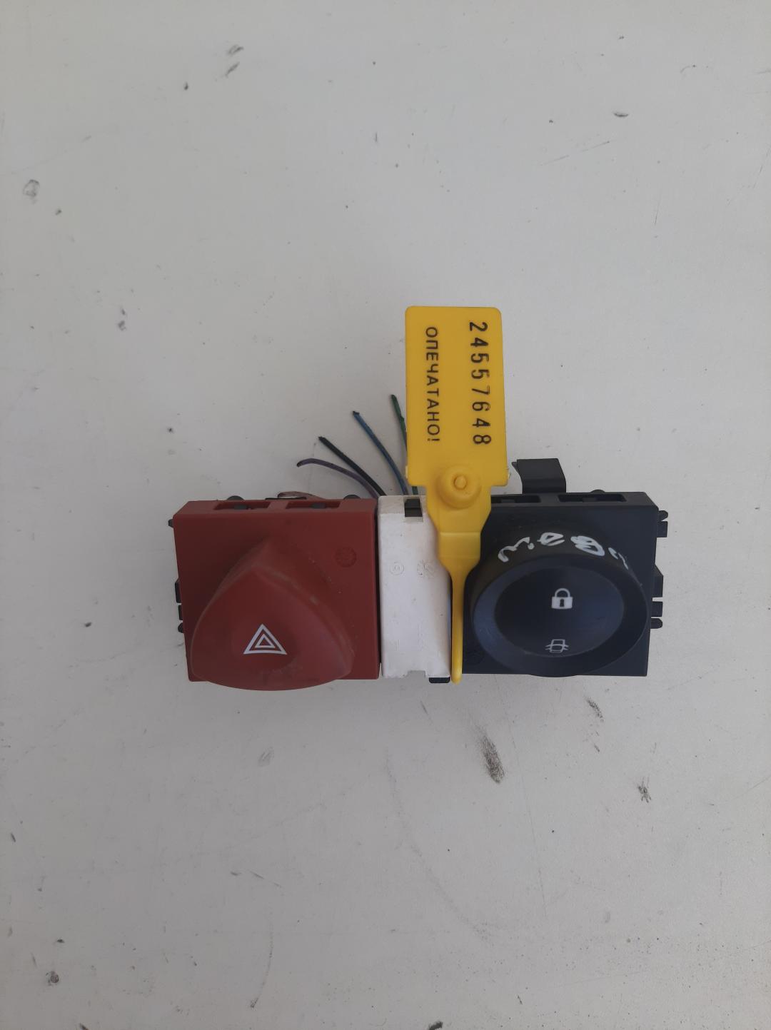 кнопка аварийной сигнализации Renault Megane 2 поколение 2004, 1.5 л., дизель, 8200107808 - фото №1