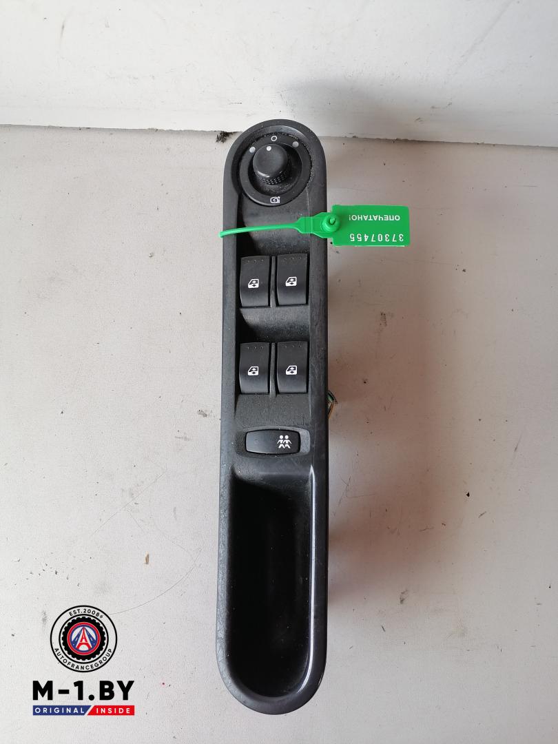 блок управления стеклоподъемниками Renault Espace 4 поколение (2002 - 2006), 820032427 - фото №1