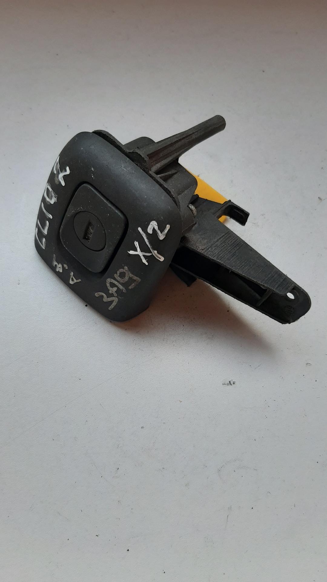 кнопка открытия багажника Renault Clio 2 поколение 2000, 1.5 л., дизель - фото №1