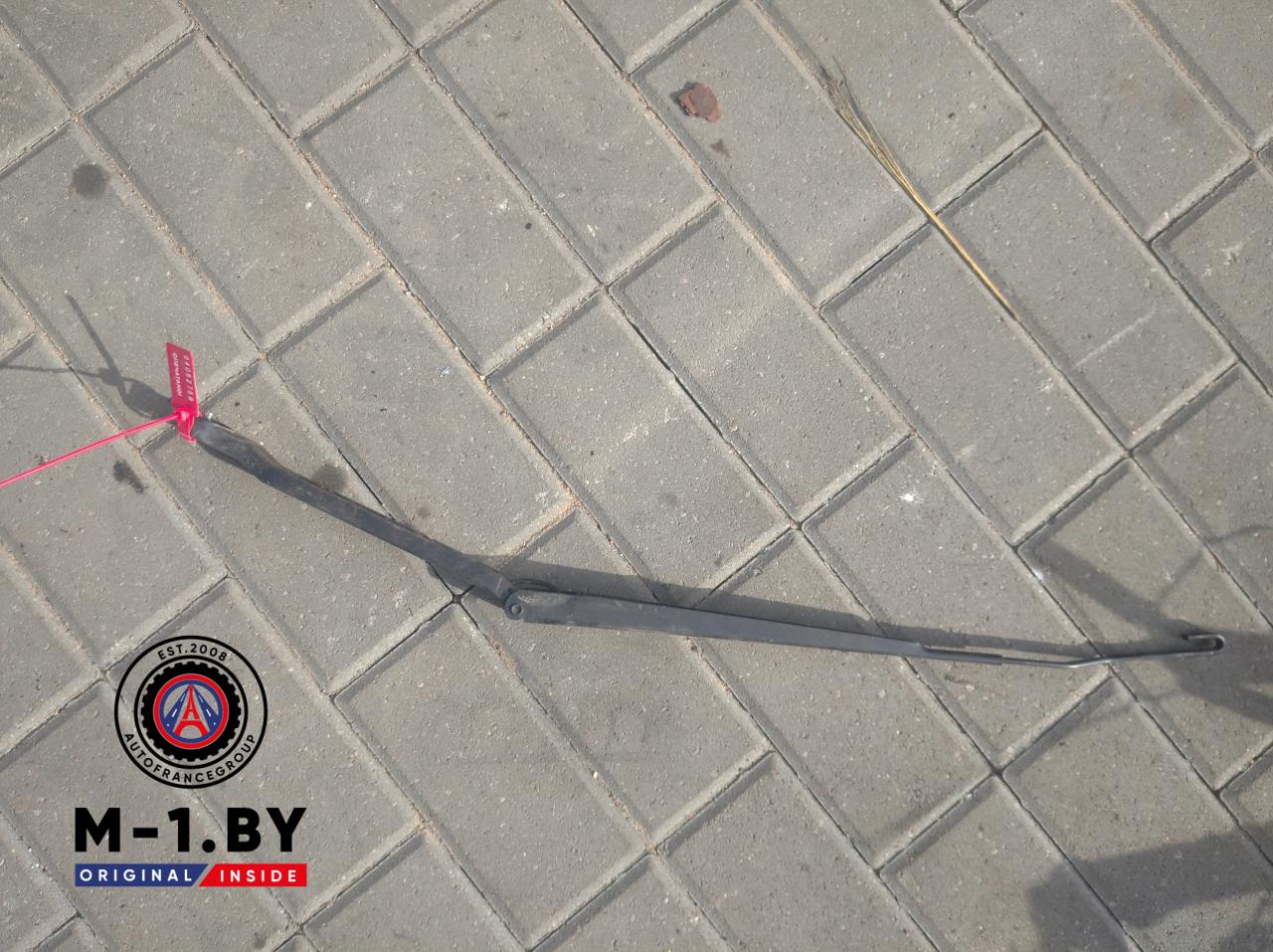 щеткодержатель (поводок стеклоочистителя, дворник) Lincoln Town Car 3 поколение (1998 - 2011) - фото №1