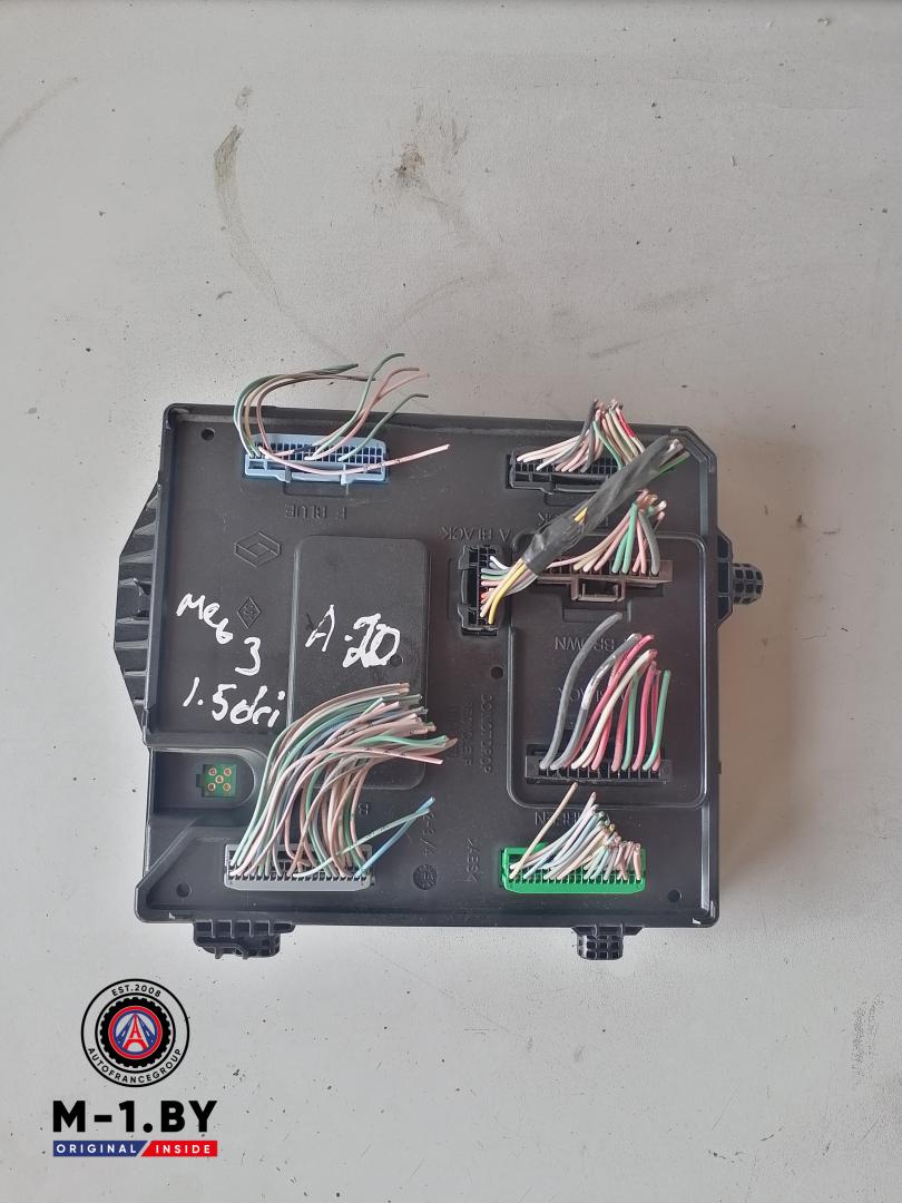 блок предохранителей Renault Megane 3 поколение (2008 - 2014), 1.5 л., дизель, 284B17715R - фото №1