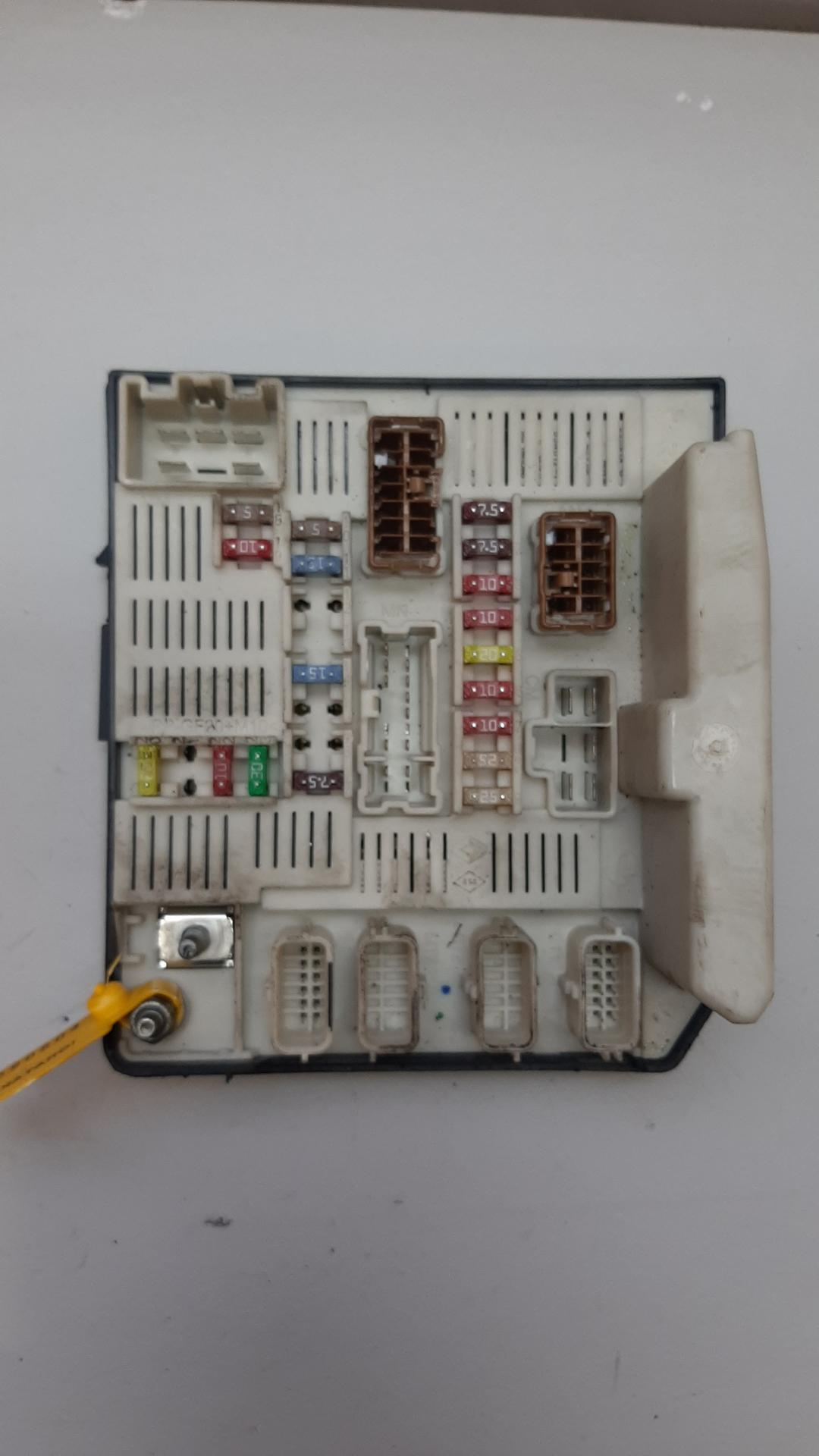 блок предохранителей Renault Megane 2 поколение 2003, 1.5 л., дизель, 8200481866 - фото №1