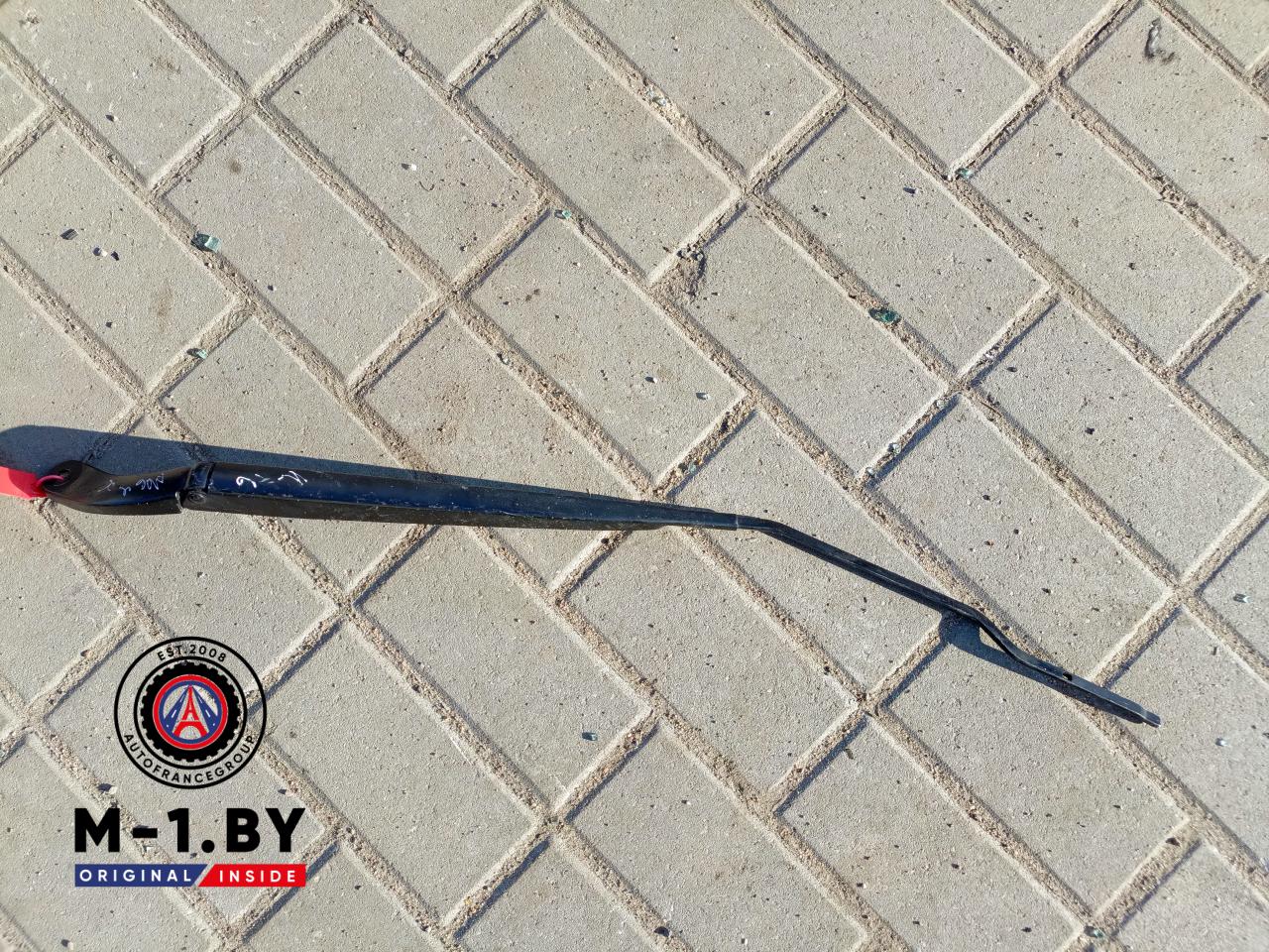 щеткодержатель (поводок стеклоочистителя, дворник) Renault Megane 4 поколение (2016 - 2020), универсал, 288861068R - фото №1