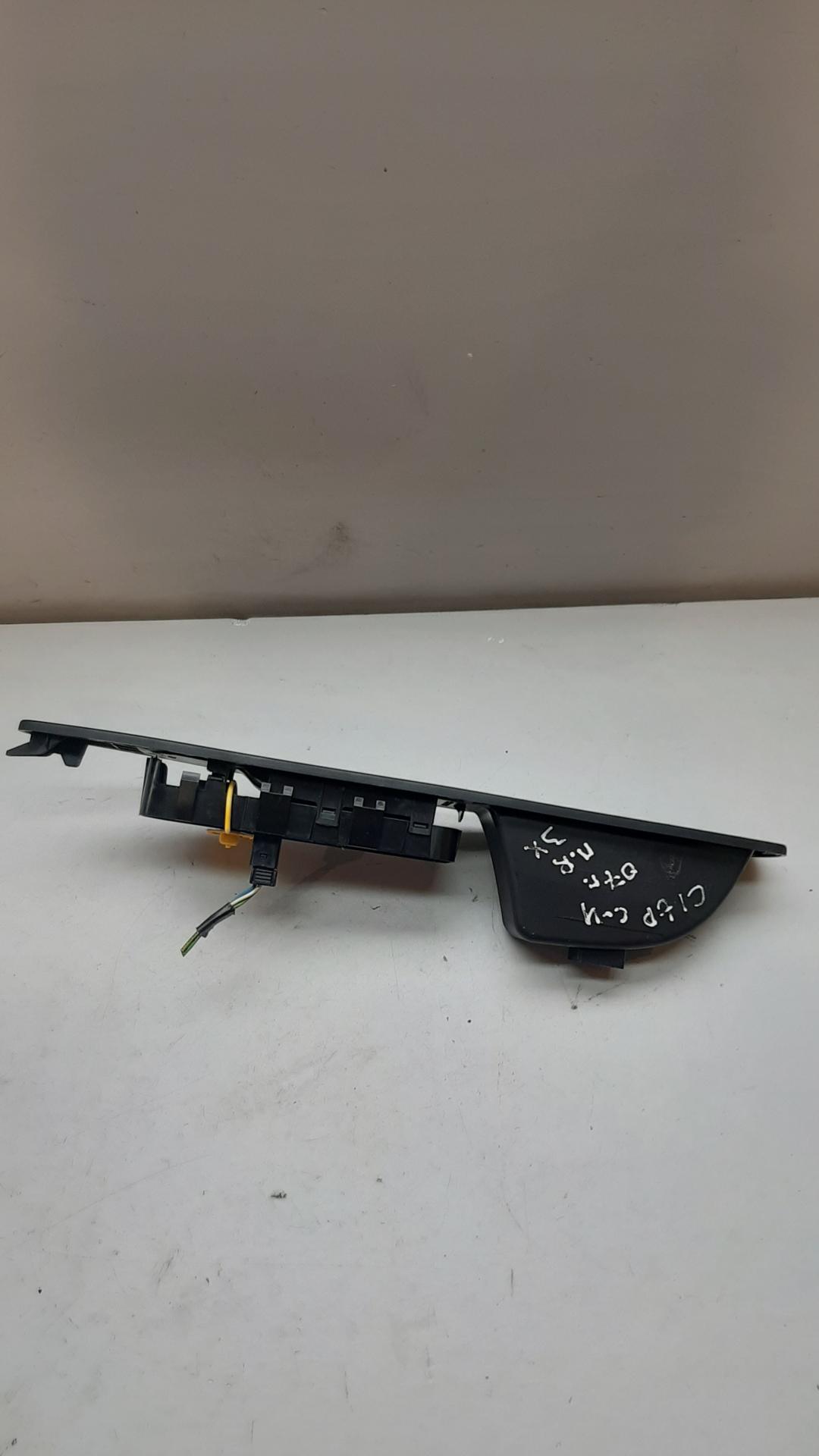 кнопка стеклоподъемника двери передней правой Citroen C4 1 поколение 2007, хетчбэк 3 дв. - фото №1