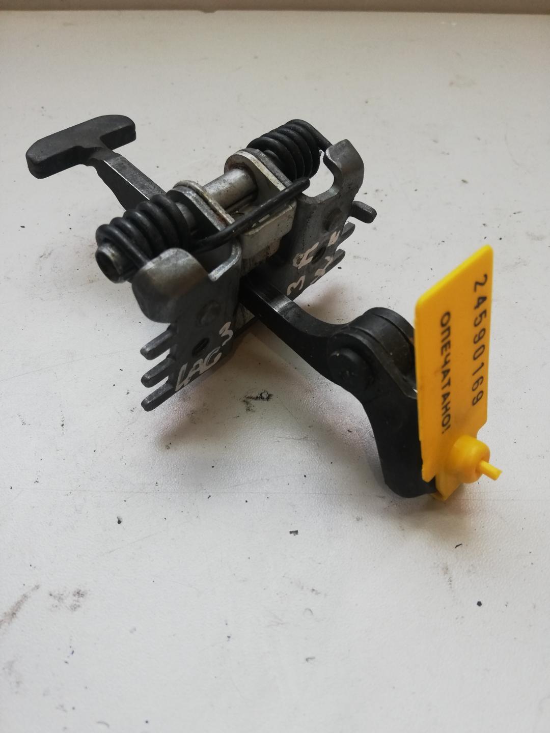 ограничитель открывания двери Renault Laguna 3 поколение 2008, универсал - фото №1