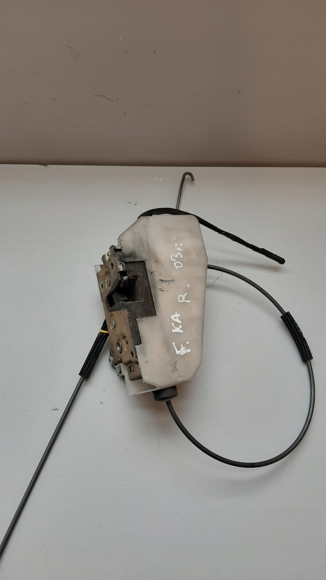 замок двери передней правой Ford Ka 1 поколение 2003 - фото №1