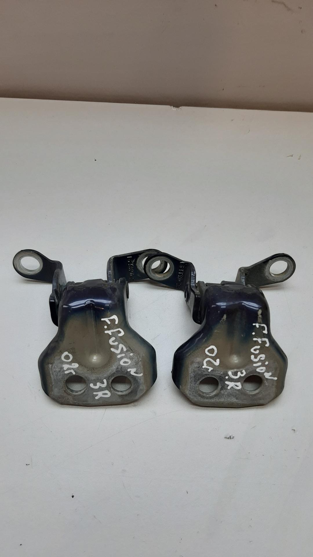 петля двери Ford Fusion 1 поколение 2002 - фото №1