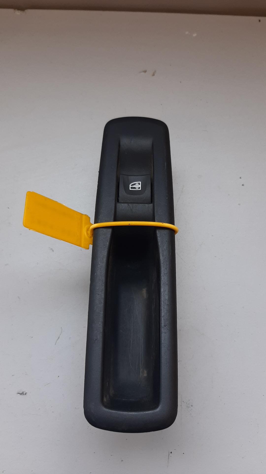 кнопка стеклоподъемника двери задней левой Renault Megane 3 поколение 2010, 156024250A - фото №1