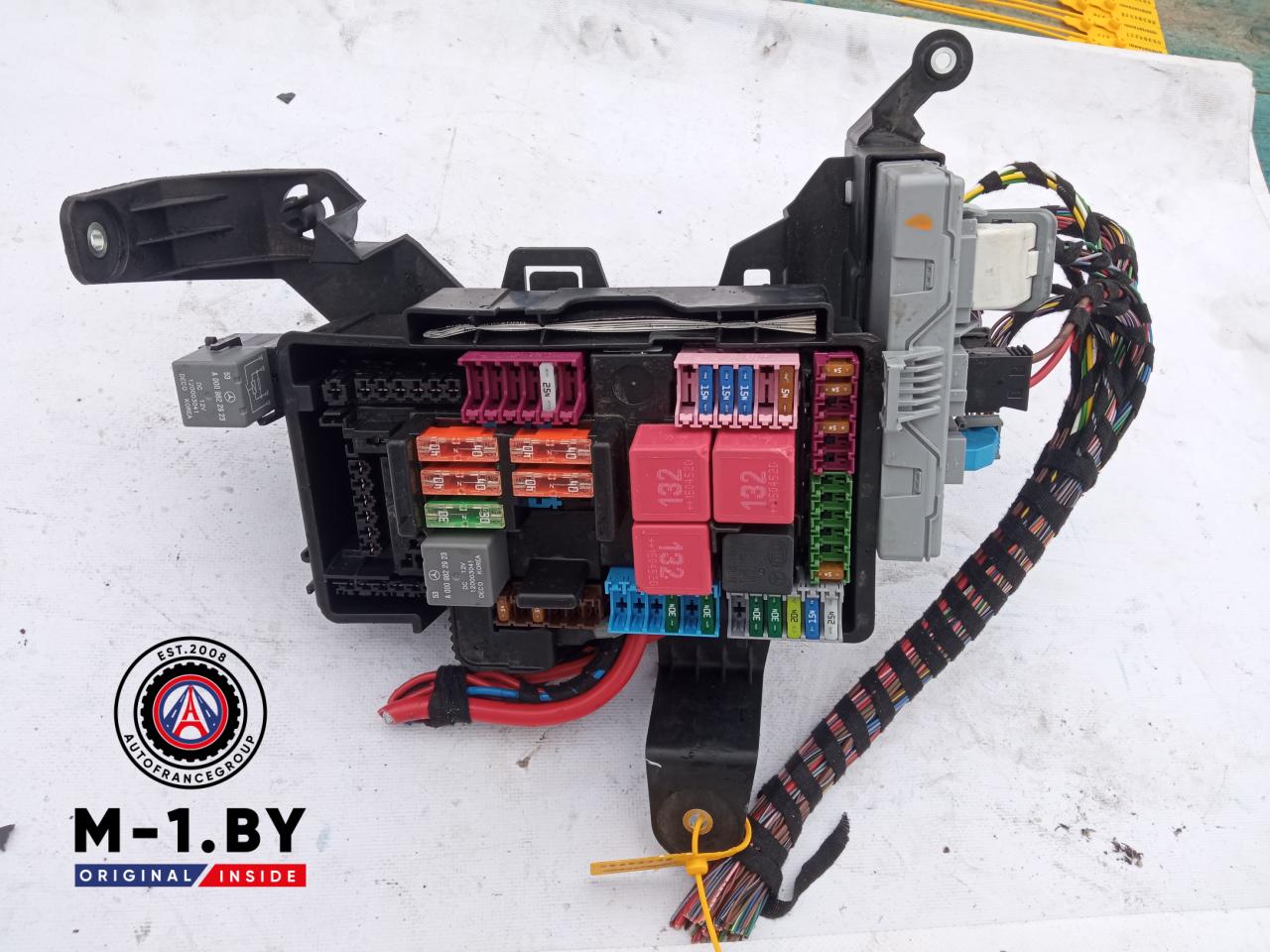 блок предохранителей Mercedes-Benz C-Класс W205/S205/C205 (2014 - 2018) - фото №1