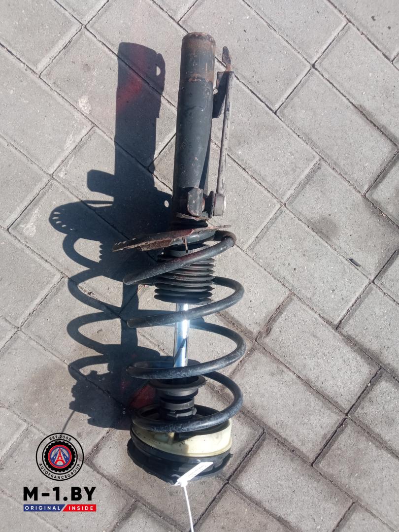 стойка передняя левая Renault Megane 2 поколение (2002 - 2006), 1.6 л. - фото №1