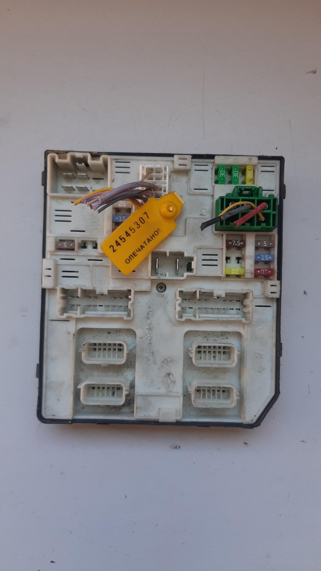 блок предохранителей Renault Megane 3 поколение 2010, 284B690 - фото №1