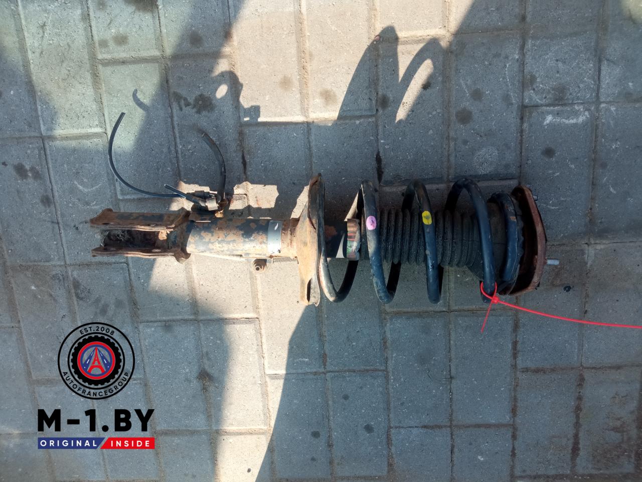 стойка передняя левая Toyota Corolla 9 поколение (E120/E130) (2000 - 2004), 2.0 л., дизель - фото №1