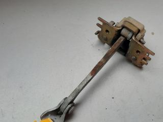 ограничитель открывания двери Renault Laguna 2 поколение 2002