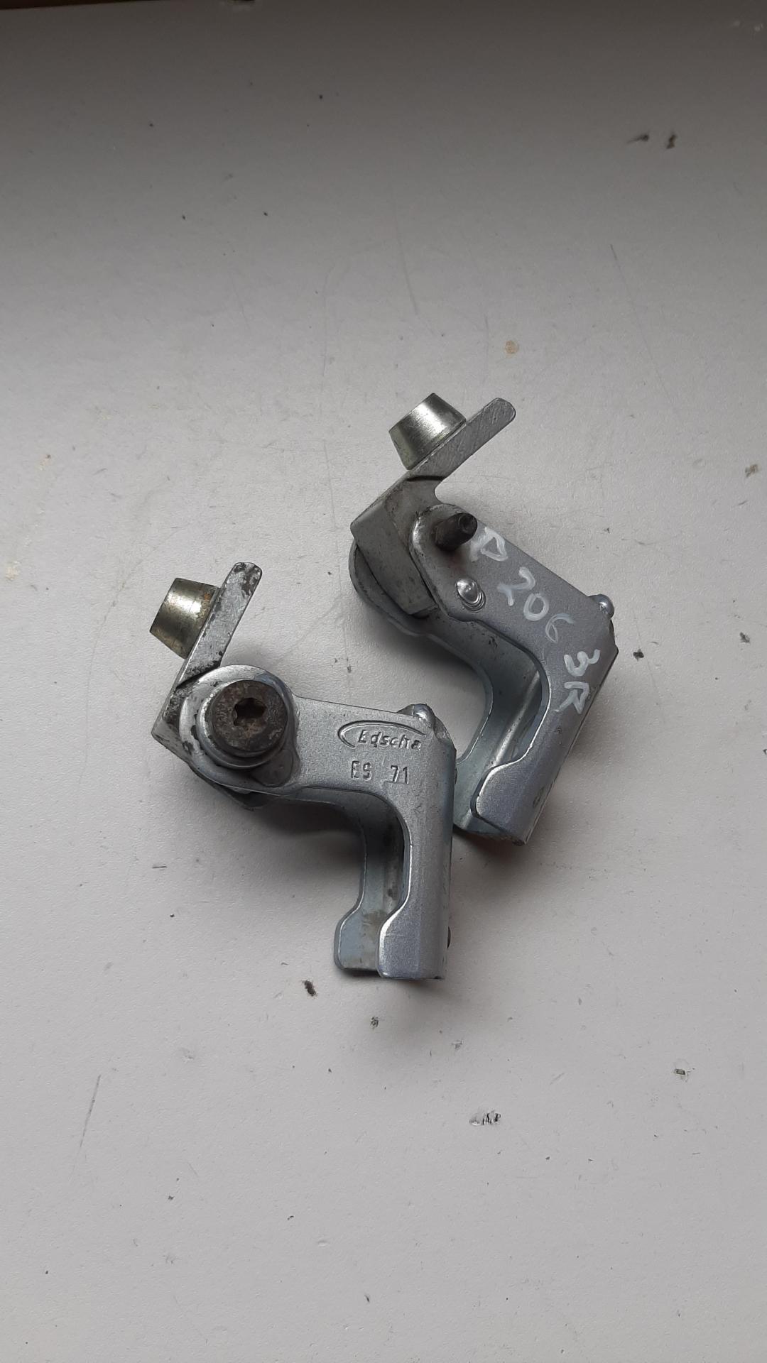 петля двери Peugeot 206 1 поколение 2001 - фото №1