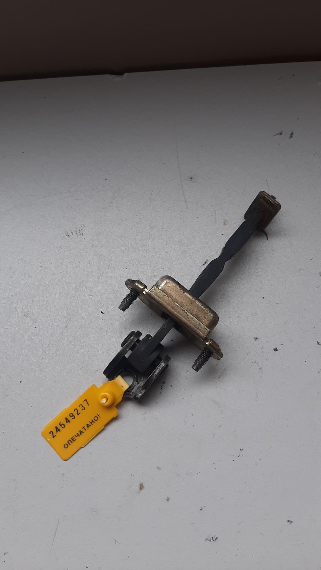 ограничитель открывания двери Ford Fiesta 5 поколение 2003, купе - фото №1