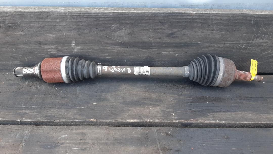 полуось передняя левая (приводной вал, ШРУС) Renault Megane 3 поколение 2009, 1.5 л., дизель, 8200725499 - фото №1