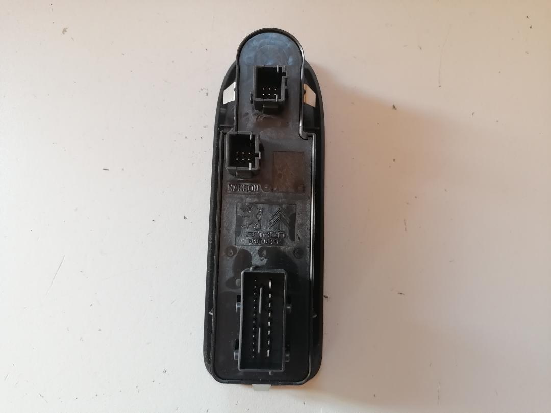 блок управления стеклоподъемниками Citroen C5 2 поколение 2011 - фото №1