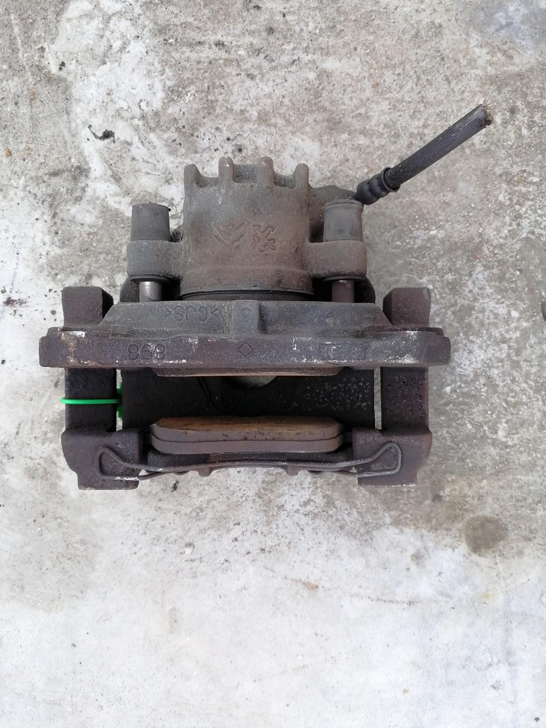 суппорт передний правый Citroen C5 2 поколение 2008 - фото №1