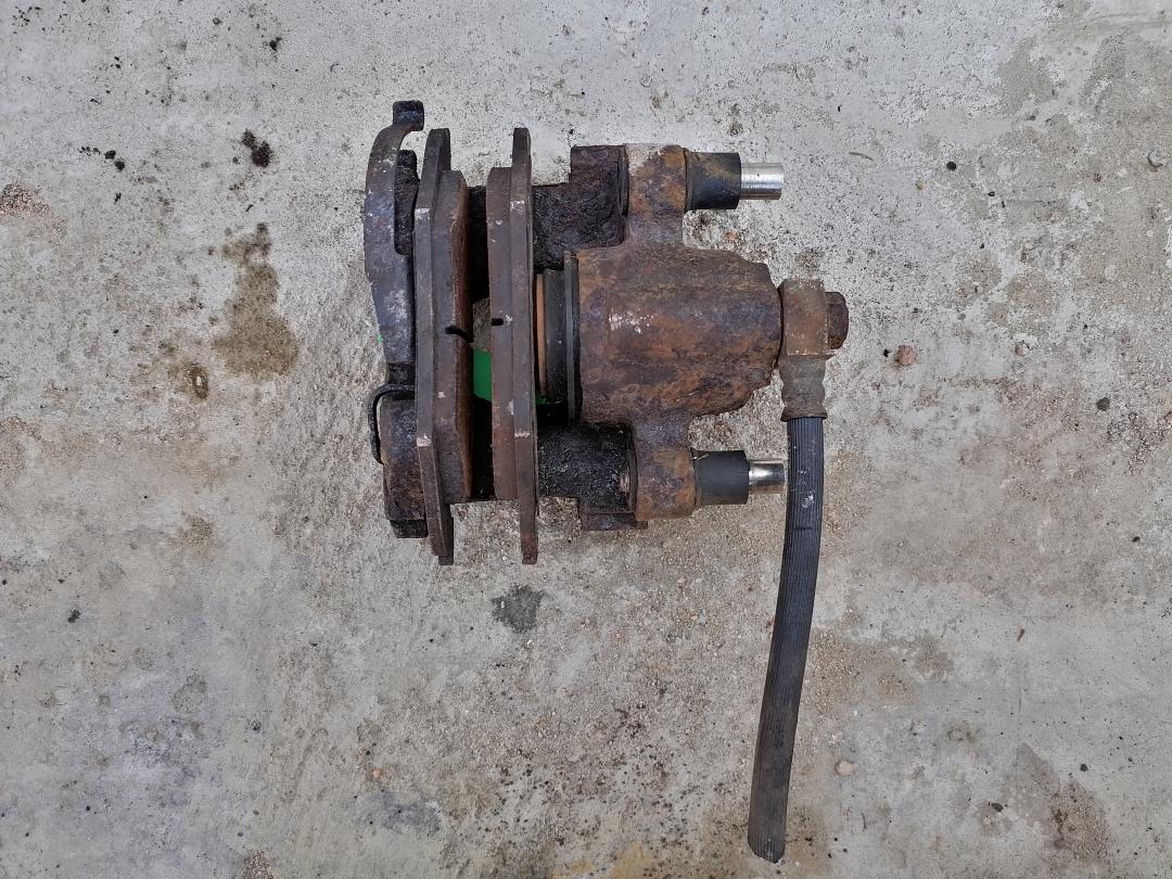 суппорт задний левый Chrysler Voyager 3 поколение 1995 - фото №1