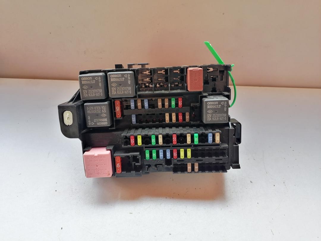 блок предохранителей Renault Latitude 1 поколение 2012, 240142135R - фото №1