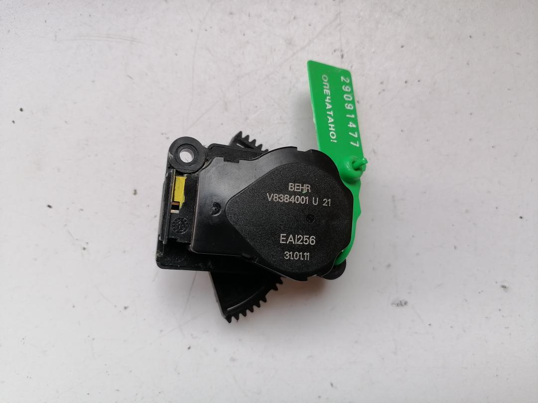 моторчик заслонки печки Renault Latitude 1 поколение 2012, V8384001U21 - фото №1