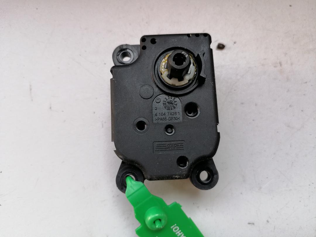 моторчик заслонки печки Renault Latitude 1 поколение 2012, V8384001U21 - фото №1