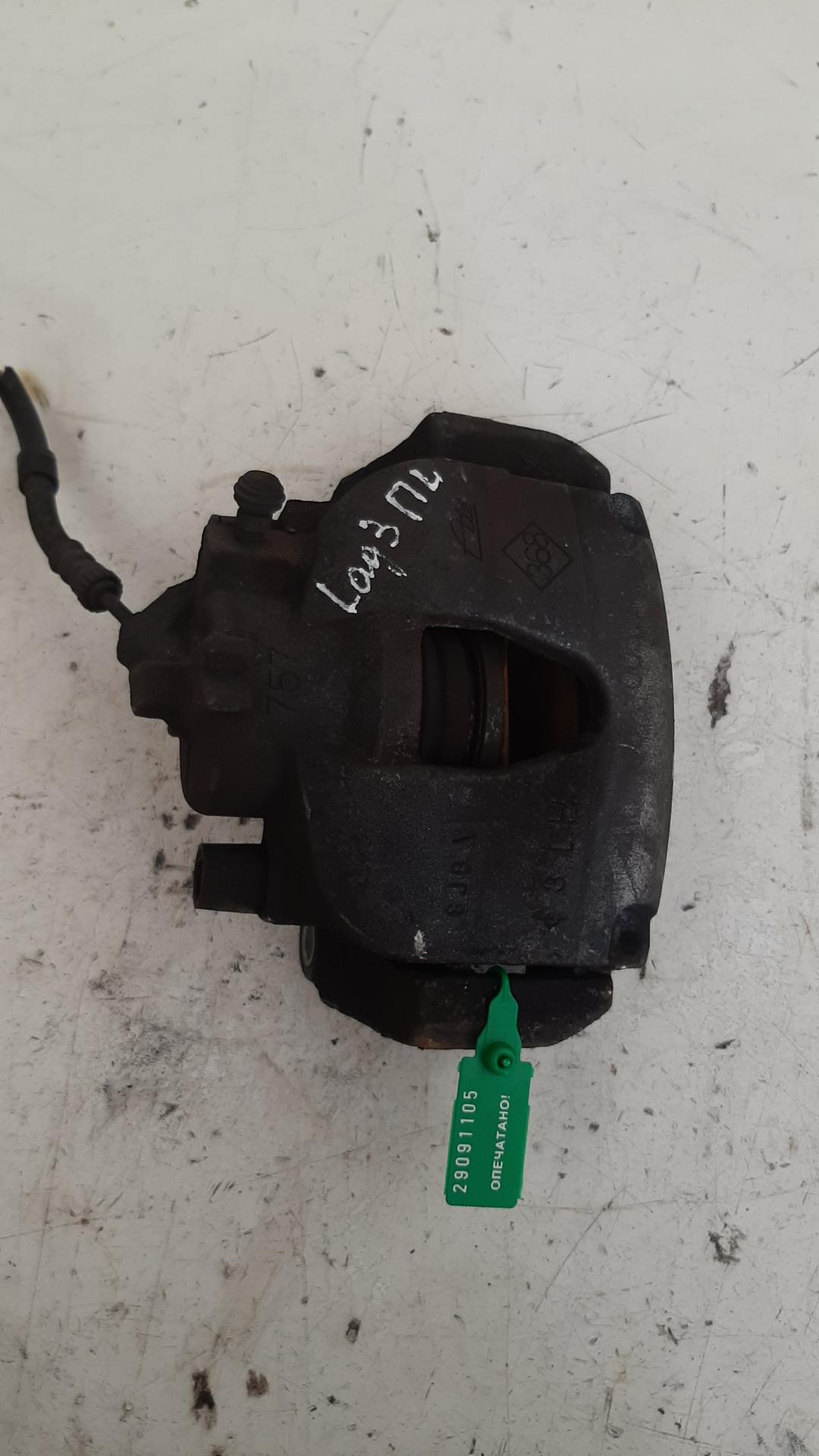 суппорт передний левый Renault Laguna 3 поколение 2008, 2.0 л., дизель - фото №1