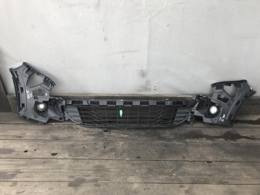 заглушка (решетка) в бампер Renault Megane 3 поколение 2010 - фото №1