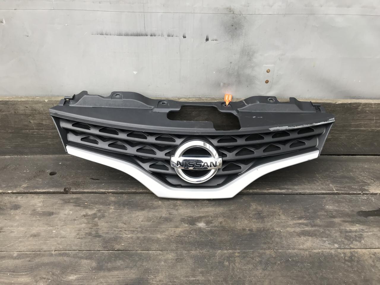 решетка радиатора Nissan NV200 1 поколение 2009, 62310JX00A - фото №1