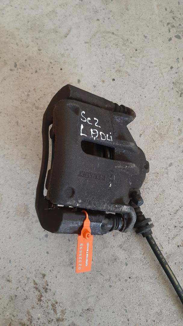 суппорт передний левый Renault Scenic 2 поколение 2005, 1.9 л., дизель - фото №1