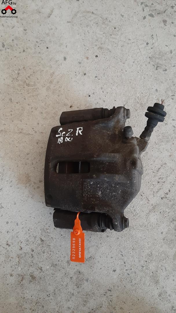 суппорт передний правый Renault Scenic 2 поколение 2005, 1.9 л., дизель - фото №1