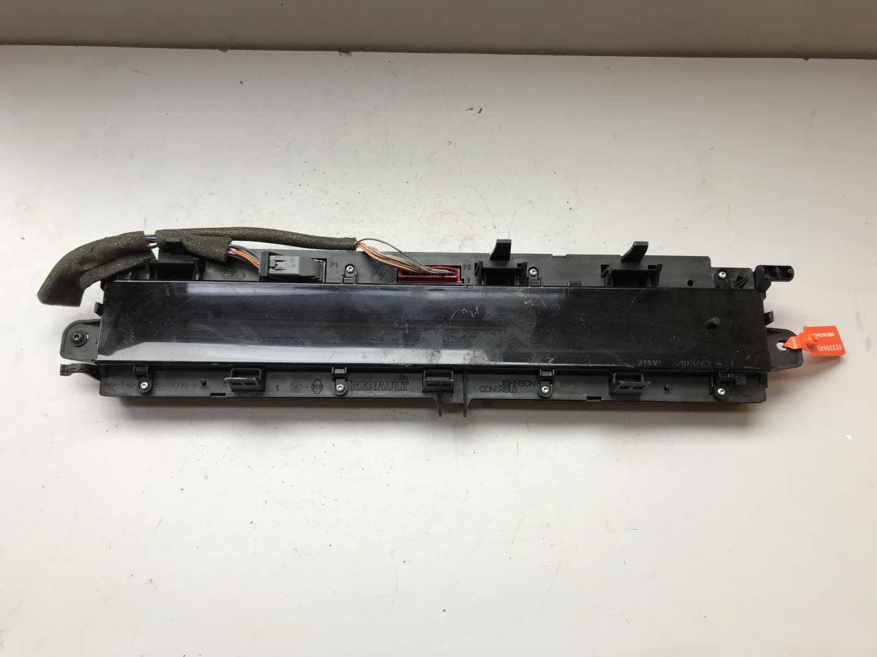 щиток приборов (приборная панель) Renault Scenic 2 поколение (2003 - 2006), P8200704463A - фото №1