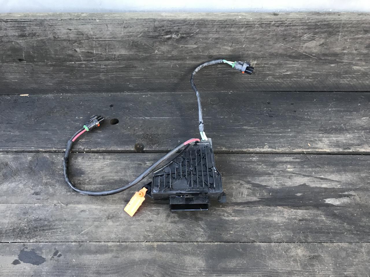 блок управления вентилятором (реле) Renault Espace 4 поколение (2002 - 2006), 3.0 л., дизель, 8241010 - фото №1