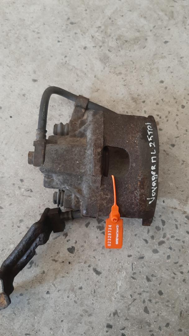 суппорт передний левый Chrysler Voyager 3 поколение 1999, 2.5 л., дизель - фото №1